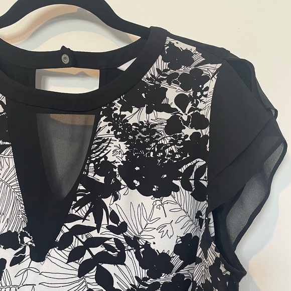 Black and white floral sleeveless blouse - Picture 2 of 6